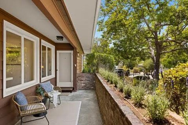 Foto del edificio - Charming 3bd/3bth Mid Century Home in Lark...