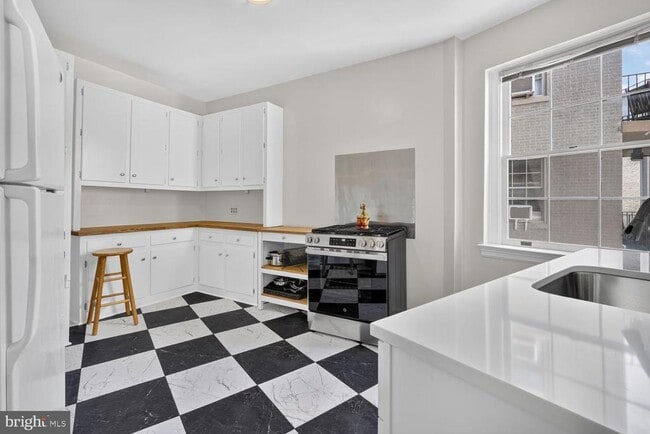 Building Photo - 2737 Devonshire Pl NW