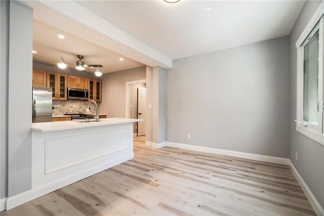 Building Photo - 382 Midland Ave