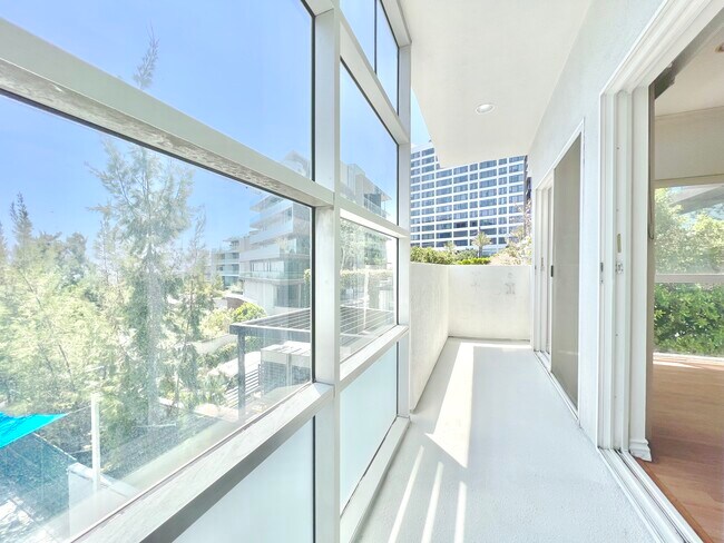 Building Photo - 8455 De Longpre Ave