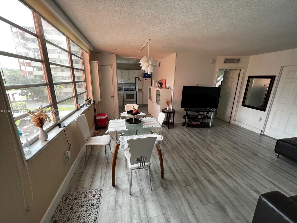 Foto principal - 1700 NE 191st St