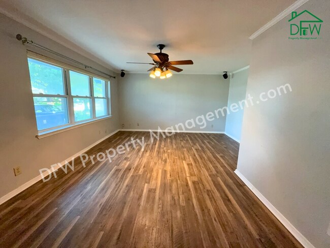 Foto del edificio - Charming 3-Bedroom Home with Sunroom & Spacious Backyard in Irving!