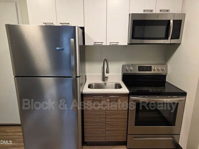 Building Photo - 5104 Hollyridge Dr