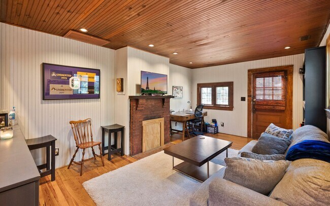 Foto del edificio - Adorable 1 Bed, 1 bath cottage available late July - Amazing Location!