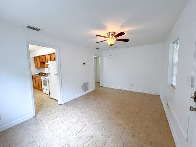 Building Photo - 626 NW 31st Pl