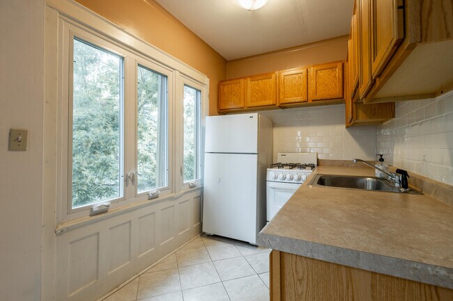 Building Photo - 2119 E Kenilworth Pl