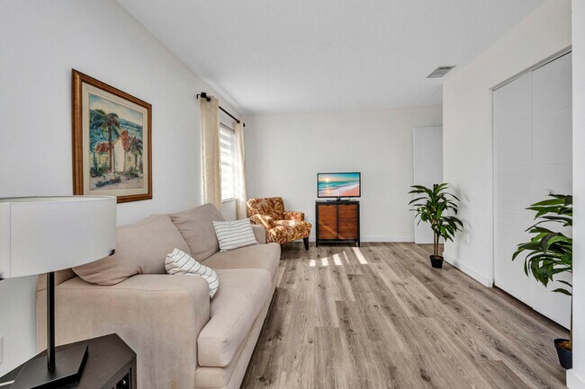 Building Photo - 638 Bird Bay Dr E