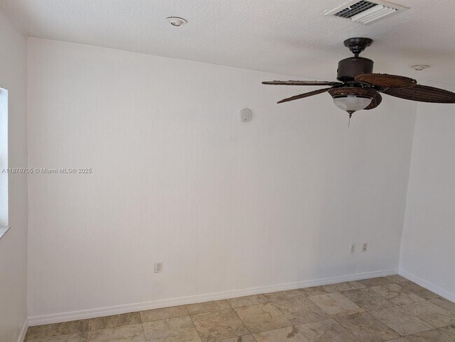 Foto del edificio - 728 NE 13th Ct