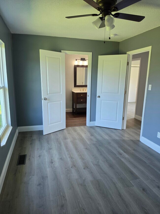 Foto del edificio - 421 River Bend Dr