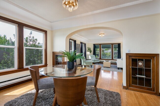 Foto del edificio - Top Floor w/Unobstructed Water & Mountain ...