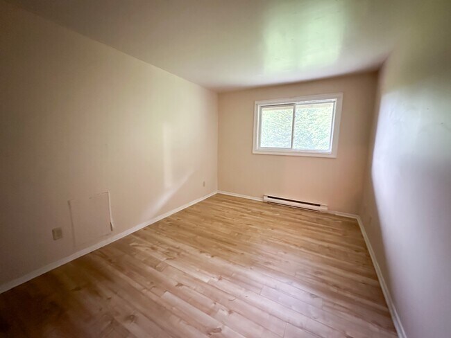 Building Photo - 546 Martha Ave