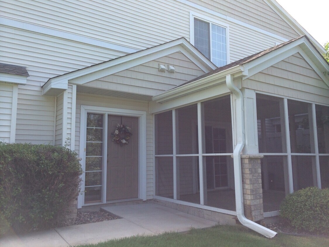 Primary Photo - End Unit Town Home, Screened In Porch, 3 B...