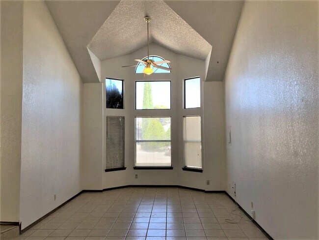 Building Photo - 4340 Loma De Oro Dr