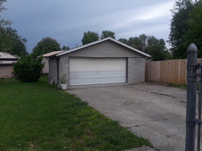 2 1/2 car Garage - 10911 Milwaukee Way