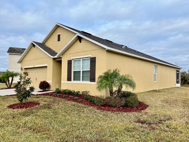 Building Photo - Modern 3 bed/2 bath home with brand-new fl...