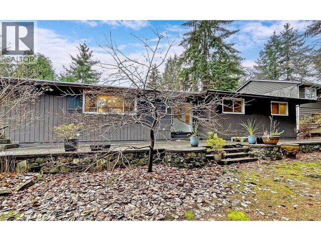Building Photo - Upper floor-768 COMO LAKE AVENUE