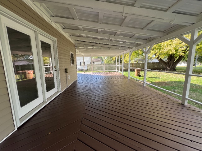 Building Photo - 321 Main St