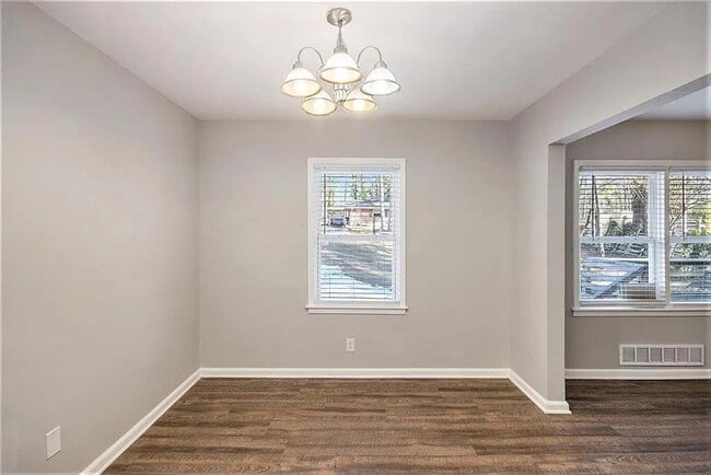 Foto del edificio - 2077 Rosewood Rd