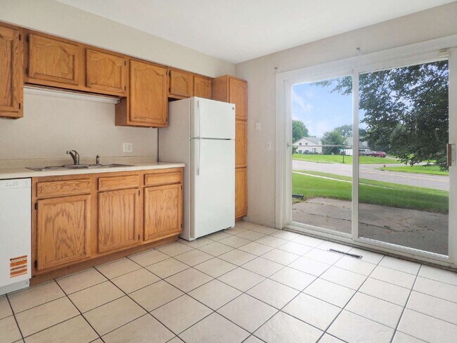 Building Photo - 3 Bed 2 Bath Corner Unit Townhome in Apple Valley