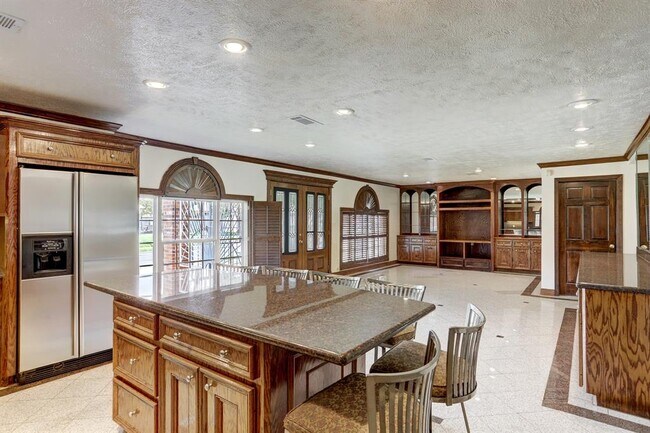 Building Photo - 1401 Des Jardines St