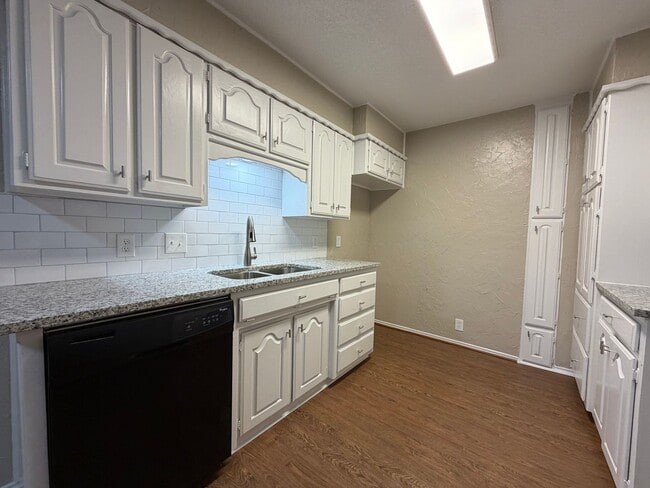 Building Photo - AVAILABLE NOW 2 BEDROOM 2 BATH TOWNHOME IN CLEBURNE