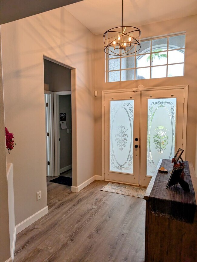 Building Photo - 3 Bed 2 bath 2 car garage pool home