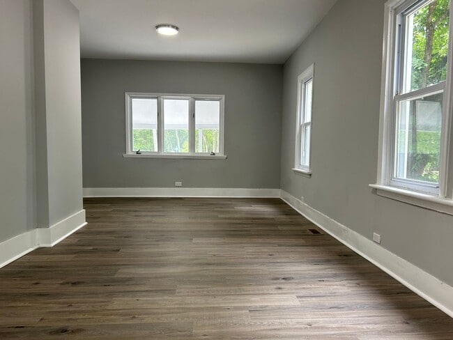 Building Photo - Available Now Recently Renovated 3 Bedroom...