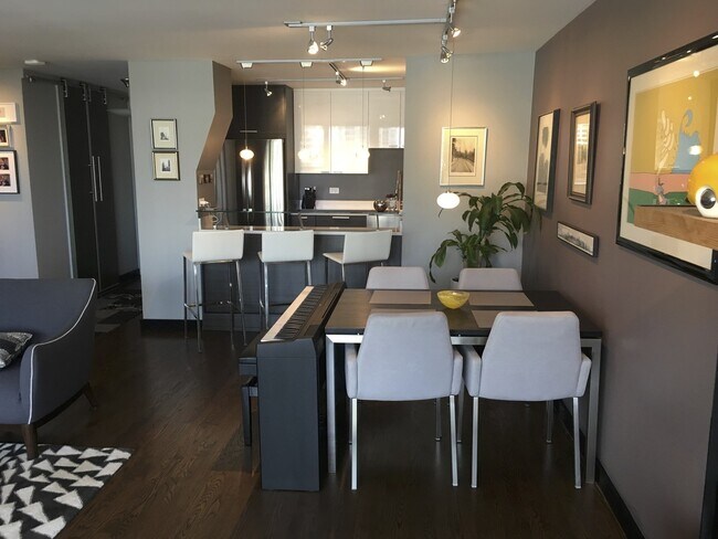 Foto del edificio - 1560 N Sandburg Terrace