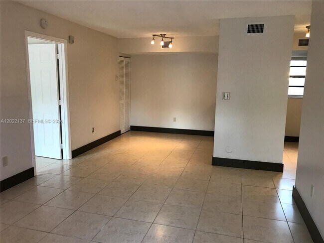 Foto del edificio - 18224 Mediterranean Blvd