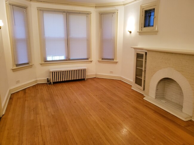 Living Room - 6300 N Kenmore Ave