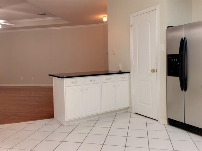 Building Photo - 7905 Pirates Cove Dr