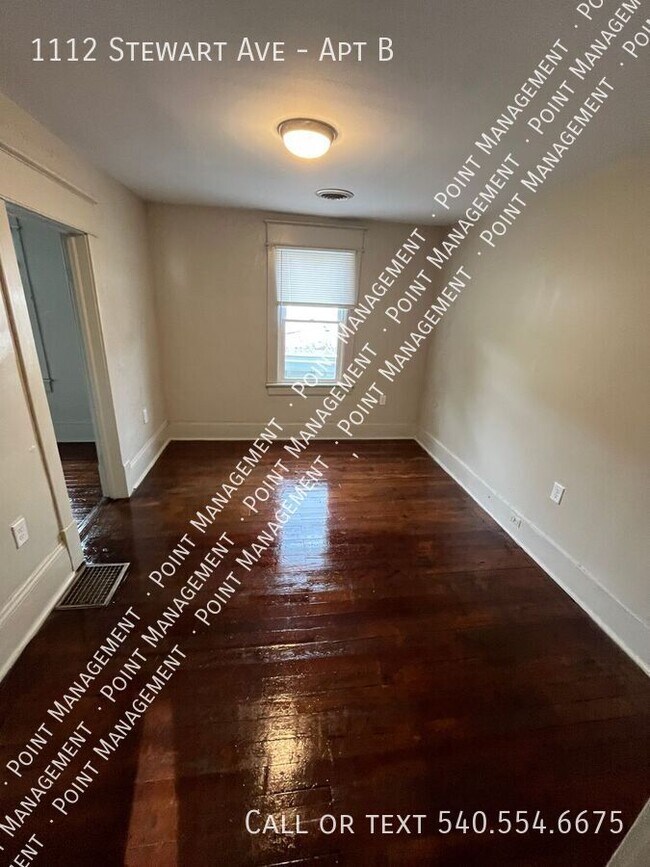 Building Photo - 2 Bed 1 Bath Top Floor Apartment