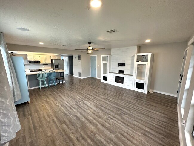 Foto del edificio - "Charming 2-Bed, 2-Bath Townhouse with Cozy Fireplace in Prime St. George Location!"