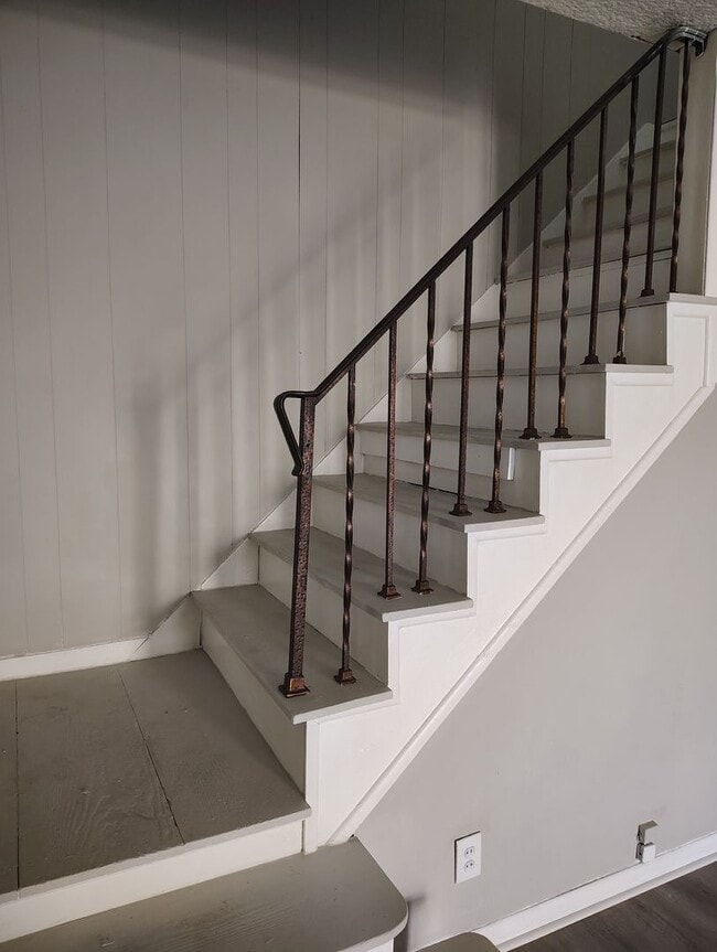 Building Photo - Section 8 Accepted! Spacious 2br home