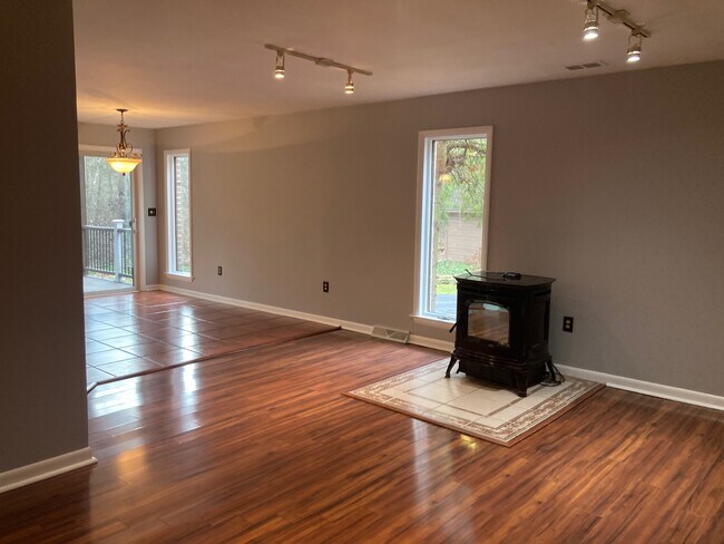 Foto del edificio - 1660 Chase Ln