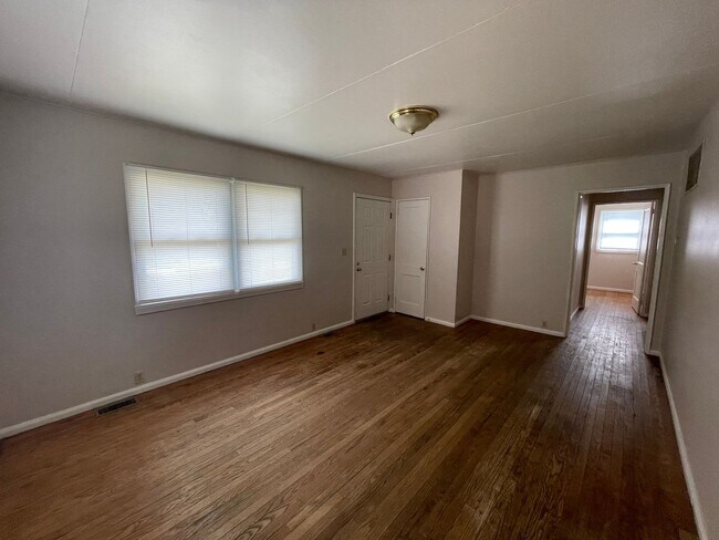 Foto del edificio - 3 Bedroom W/ Detached 2-Car Garage