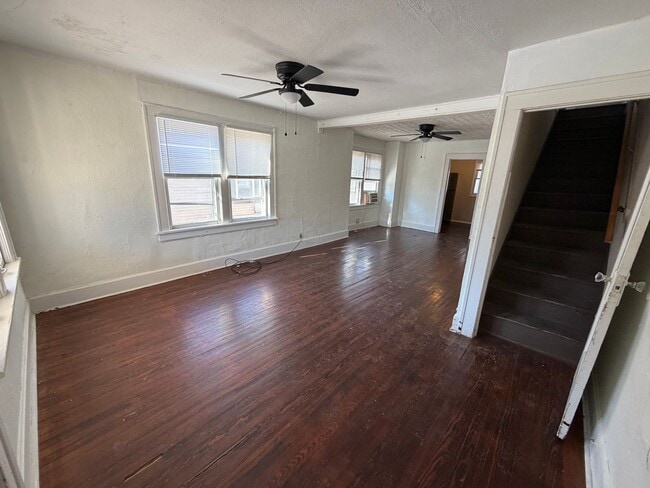 Building Photo - Spacious Duplex