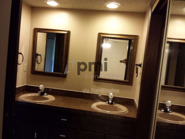 Building Photo - 536 W Ash Ave