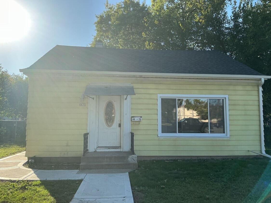 Foto principal - 3 Bedroom Single Family Home with parking