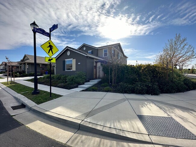 Building Photo - Beautiful 3 Bedroom, 2.5 Bath Mountian Hou...