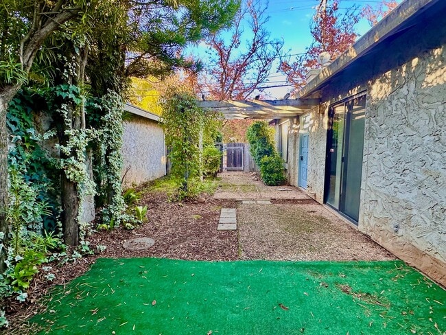 Building Photo - MOVE IN SPECIAL $500 off of first months rent!!