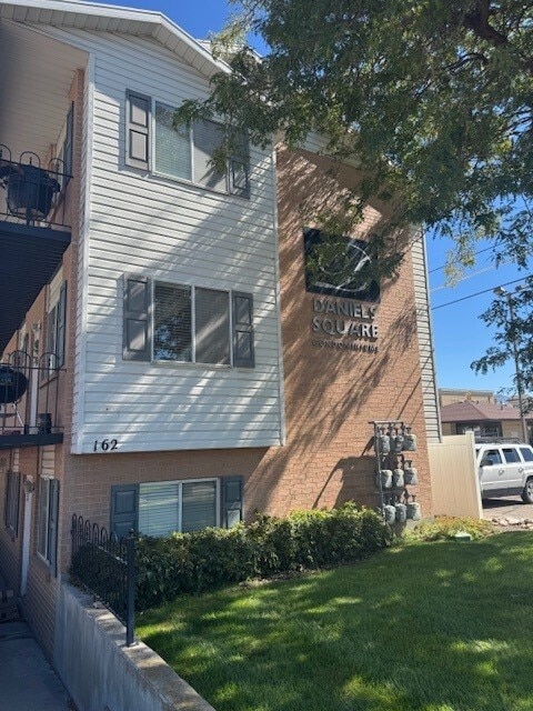 Building Photo - 162 N 400 W