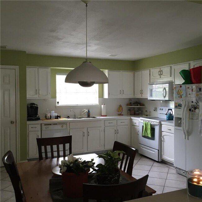 Building Photo - 2102 Bronte Dr