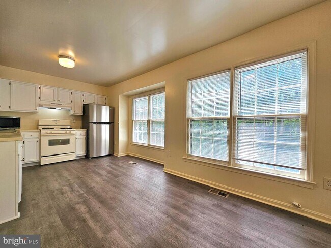 Building Photo - 4734 Gainsborough Dr