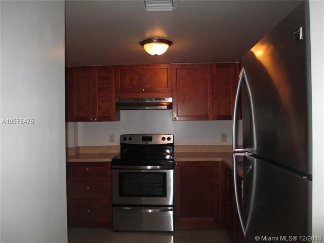 Building Photo - 420 SW 12th Ave