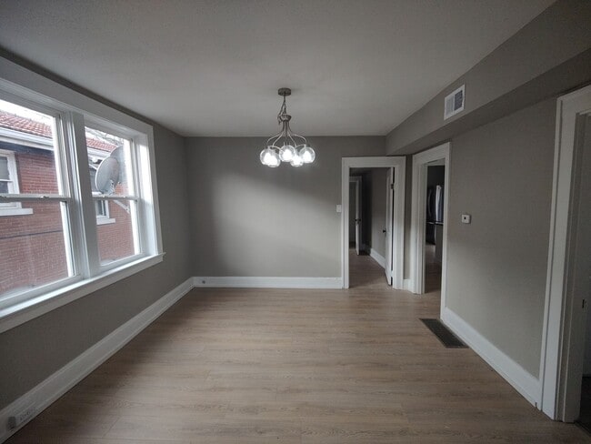 Foto del edificio - Modern Rehab in Prime Richmond Heights Location | New Appliances + W/D