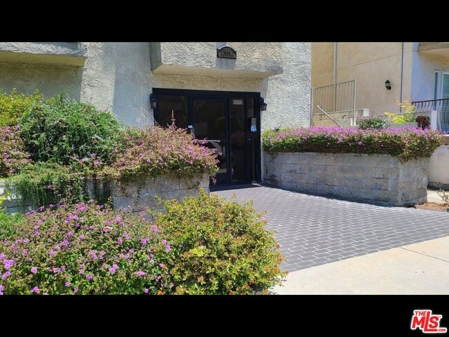 Foto del edificio - 1818 Glendon Ave