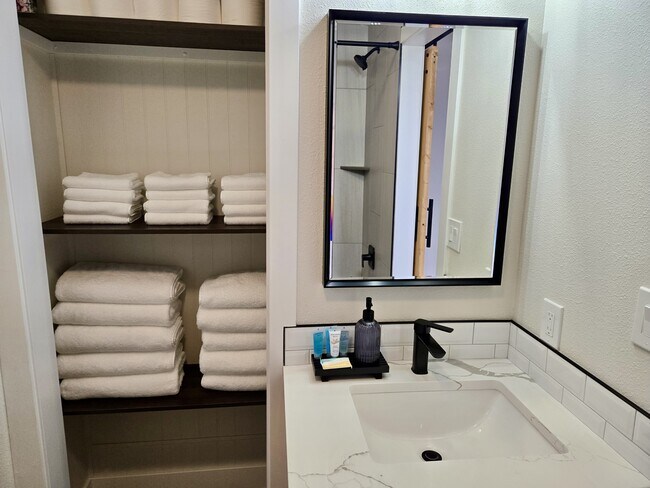 Foto del edificio - 43143 Riverview Dr