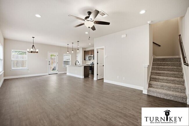 Foto del edificio - Luxury Townhome Located in Weatherford Near Crocket Elementary | 3 Bed / 2.5 Bath | Two-Car Garag...
