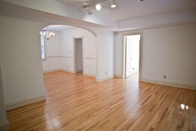 Building Photo - Beautiful condo with sunroom and hardwood floors - Short term lease only!